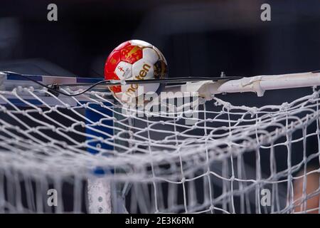 Madinat Sittah Uktubar, Égypte. 19 janvier 2021. Handball: Coupe du monde, Allemagne - Hongrie, cycle préliminaire, Groupe A, Matchday 3. Un handball repose sur le filet de but. Credit: Sascha Klahn/dpa/Alay Live News Banque D'Images