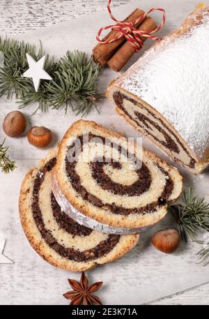 Pate Traditionnelle Polonaise Festive Makowiec Remplissage De Graines De Pavot Et Parseme De Noix Sur Fond Blanc Photo Stock Alamy
