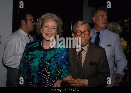 George Burns et Betty White crédit: Ralph Dominguez/MediaPunch Banque D'Images