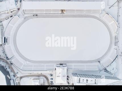 Terrain de football recouvert de neige en hiver au-dessus du drone supérieur vue Banque D'Images