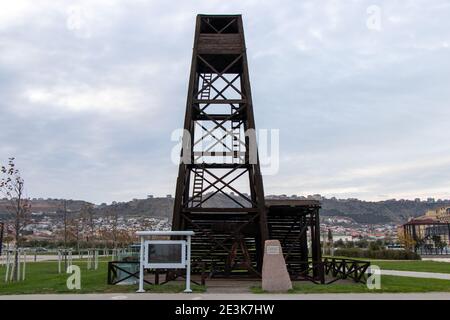 Le premier puits de pétrole foré industriellement au monde 1846. Huile d'Azerbaïdjan de renommée mondiale. Bakou - Azerbaïdjan : 6 décembre 2020. Banque D'Images