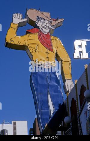 Panneau emblématique au néon de cow-boy sur Fremont Street dans le centre-ville de Las Vegas, Nevada Banque D'Images