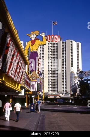 Panneau de cowboy emblématique sur Fremont Street dans le centre-ville de Las Vegas, Nevada. Banque D'Images