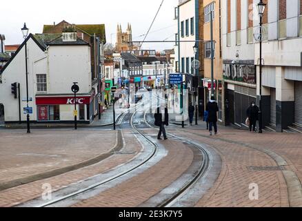 Londres, Royaume-Uni. 19 janvier 2021. Une rue déserte à Croydon, une grande ville du sud de Londres, Royaume-Uni, le 18 janvier 2021. Seuls 33,355 cas de Covid positifs ont été enregistrés aujourd'hui, le plus faible nombre de cas quotidiens depuis le 27 décembre, avant le début du troisième confinement national de l'Angleterre. Crédit : May James/ZUMA Wire/Alay Live News Banque D'Images