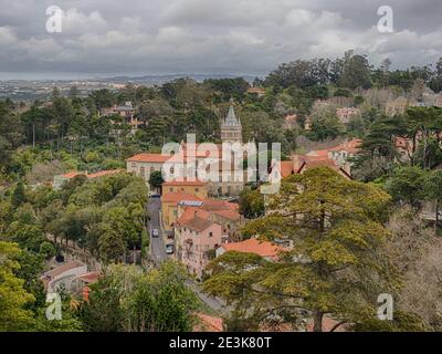 Portugal-Jan 2019: Vue aérienne du centre historique de Sintra avec tour de l'Hôtel de ville. C'est une ville dans la région de Lisbonne du Portugal, située sur le Th Banque D'Images