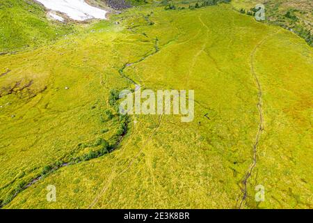 Vue aérienne de la vallée de Langedalen, sentier de randonnée, méandres de ruisseau à travers le paysage vert, région de Sognefjord, Norvège. Banque D'Images