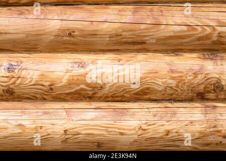 Une nouvelle bûche en bois claire et propre avec un mur extérieur de chanvre. Troncs ronds horizontaux en bois rural de la façade de la maison. Texture fond naturel non peint. Surface en bois rustique. Photo de haute qualité Banque D'Images
