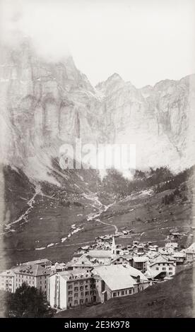 Photo d'époque du XIXe siècle: Leukerbad (français: Loèche-les-bains, Walliser allemand: Leiggerbad, bien que connu localement sous le nom de Baadu) est une commune du district de Leuk dans le canton du Valais en Suisse. Banque D'Images