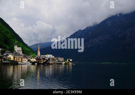 Hallstatt avec maisons et église au bord du lac dans le montagnes Banque D'Images