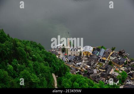 Vue sur le lac Hallstatt depuis le dessus Banque D'Images