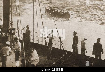 Deuxième Guerre mondiale - UN sauvetage au milieu de l'atlantique par un navire américain, le « fermier américain » des hommes d'équipage du navire britannique 'Kafiristan' coulé par un torpille allemand. Le cargo (5,193 GRT, 1924) a été torpillé et coulé dans l'océan Atlantique à 300 milles marins (560 km) au sud-ouest de l'Irlande par un Uboat U-53 ( Kriegsmarine) avec la perte de six de ses trente-cinq membres d'équipage. Kafirista a été construit par William Doxford & Sons Ltd. (Pallion Yard). Propriété de Hindustan Steam Shipping Co. Ltd. - Common Brothers Ltd., Newcastle, 1954 The Aviation & Shipping Co. Ltd.( Purvis ), 1961 Navegacion Skiathos S.A., Beyrouth, 1969 Camelia sh Banque D'Images