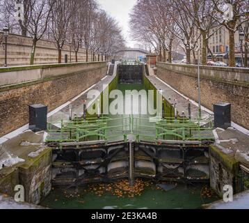 Paris, France - 01 16 2021 : vue sur un canal du bassin de la villette sous la neige Banque D'Images