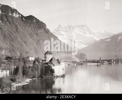 Photographie vintage du XIXe siècle : Château de Chillon. Le château de Chillon est un château insulaire situé sur le lac Léman, au sud de Veytaux, dans le canton de Vaud. Il est situé à l'extrémité est du lac, sur la rive étroite entre Montreux et Villeneuve, qui donne accès à la vallée alpine du Rhône. Banque D'Images