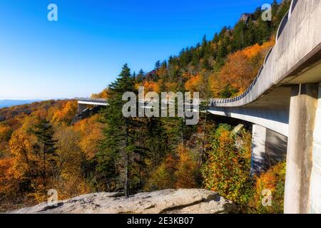 Linville Viaduc le long de la Blue Ridge Parkway en Caroline du Nord, Tennessee. Banque D'Images