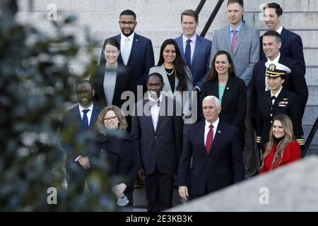 Washington, États-Unis. 19 janvier 2021. Le vice-président américain Mike Pence pose une photo de groupe avec des membres du personnel à l'extérieur de l'aile ouest de la Maison Blanche, à Washington, DC, le 19 janvier 2021. Photo de piscine par Yuri Gripas/UPI crédit: UPI/Alay Live News Banque D'Images