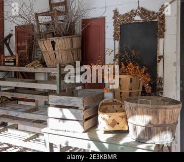 Antiquités rustiques anciennes exposées à l'extérieur d'un vieux bâtiment Banque D'Images