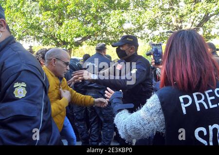 Tunis, Tunisie. 19 janvier 2021. L'avenue Habib Bourguiba a été témoin cet après-midi, le 19 janvier 2021, Des affrontements entre la police et les manifestants demandant la libération de jeunes arrêtés lors d'escarmouches nocturnes dans les villes populaires.les unités de sécurité stationnées dans l'avenue « Symbolic » ont utilisé des gaz lacrymogènes pour disperser les manifestants.UN certain nombre de blessures ont été enregistrées et deux manifestants ont été arrêtés, avec de lourds renforts de sécurité déployés pour empêcher toute autre manifestation. Photo: Yassine Mahjoub. Credit: Chokri Mahjoub/ZUMA Wire/Alay Live News Banque D'Images