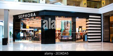 Santa Clara, CA, USA - 14 janvier 2021: Sephora boutique de cosmétiques et de parfums de luxe dans un centre commercial. Une multinationale française reta Banque D'Images