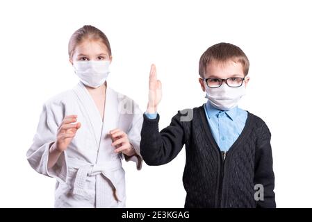 Une athlète de fille épouse un garçon d'école, portant des masques. Isolé sur fond blanc. Photo de haute qualité Banque D'Images