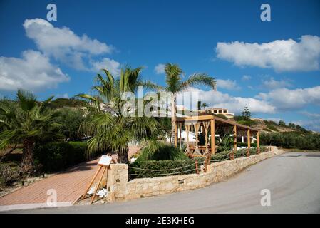 Hersonissos, Crète, Grèce - 24 octobre 2020. Un restaurant magnifique avec des sièges relaxants et une vue magnifique Banque D'Images