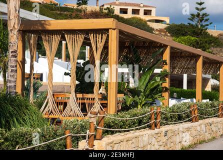 Hersonissos, Crète, Grèce - 24 octobre 2020. Magnifique restaurant avec sièges relaxants et vue magnifique Banque D'Images