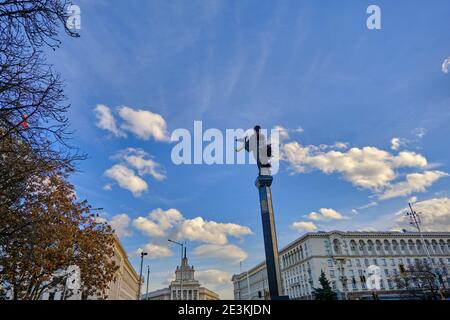 Saint Sofia Monument à Sofia avec gouvernement et ancien parti communiste bulgare quartier général fond avec ciel bleu. Banque D'Images