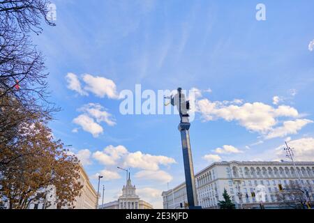 Saint Sofia Monument à Sofia avec gouvernement et ancien parti communiste bulgare quartier général fond avec ciel bleu. Banque D'Images