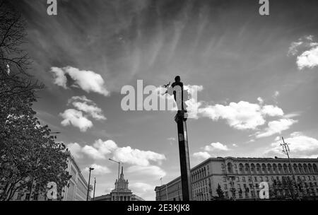 Saint Sofia Monument à Sofia avec gouvernement et ancien parti communiste bulgare quartier général fond avec ciel bleu. Banque D'Images