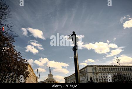 Saint Sofia Monument à Sofia avec gouvernement et ancien parti communiste bulgare quartier général fond avec ciel bleu. Banque D'Images