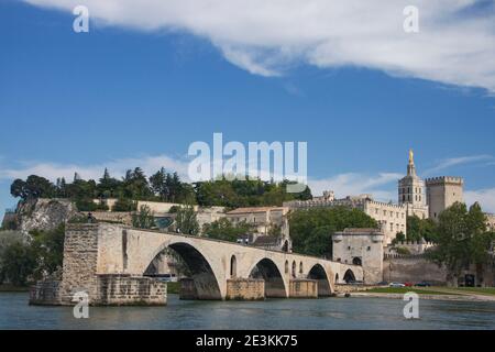 Pont Saint-Bénézet ou Pont d'Avignon, pont médiéval sur le Rhône, en face de la cathédrale d'Avignon et du Palais des Papes à Avignon, France Banque D'Images