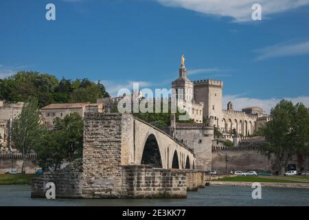 Pont Saint-Bénézet ou Pont d'Avignon, pont médiéval sur le Rhône, en face de la cathédrale d'Avignon et du Palais des Papes à Avignon, France Banque D'Images