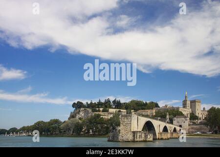 Pont Saint-Bénézet ou Pont d'Avignon, pont médiéval sur le Rhône, en face de la cathédrale d'Avignon et du Palais des Papes à Avignon, France Banque D'Images