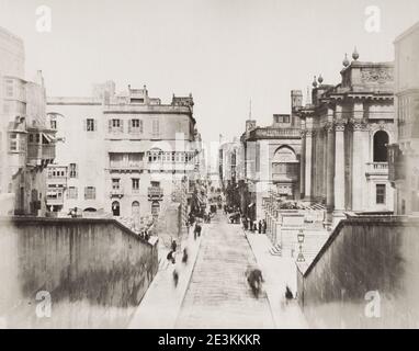 Photographie vintage du 19th siècle: scène de rue à la Valette, Malte. Banque D'Images