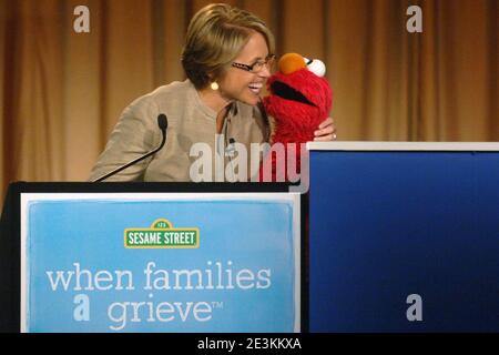 Manhattan, États-Unis d'Amérique. 1er janvier 2005. NEW YORK - AVRIL 08 : la présentatrice Katie Couric apparaît avec les Muppets de la rue Sesame (G-D) Jesse, Elmo et Rosita et les enfants face à la mort d'un parent pour une cérémonie spéciale de plantation d'arbres faisant la promotion du lancement du groupe de soutien « quand les familles Grieve » à Madison Square Park le 8 avril 2010 à New York personnes: Katie Couric Credit: Storms Media Group/Alay Live News Banque D'Images