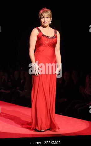 Manhattan, États-Unis d'Amérique. 14 février 2007. NEW YORK - FÉVRIER 13 : la personnalité de la télévision Katie Couric marche sur la piste portant Donna Karan au coeur de la vérité Red Dress Collection automne 2009 défilé de mode pendant la Mercedes-Benz Fashion week à la tente à Bryant Park le 13 février 2009 à New York City. Personnes: Katie Couric crédit: Storms Media Group/Alamy Live News Banque D'Images