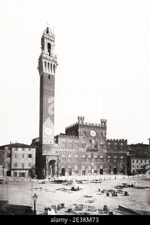 Photographie du XIXe siècle : la Piazza del Campo est le principal espace public du centre historique de Sienne, en Toscane, en Italie Banque D'Images