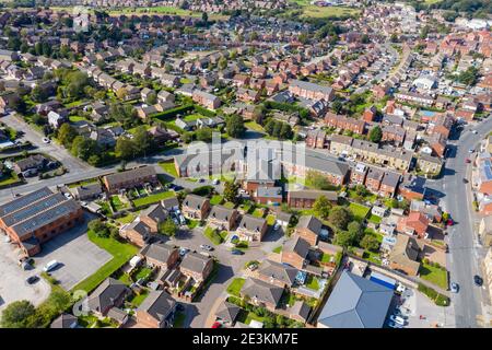 Photo aérienne de la ville britannique d'Ossett, une ville marchande dans le district métropolitain de la ville de Wakefield, West Yorkshire, Angleterre montrant un Banque D'Images