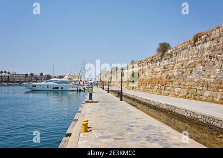 Vue sur le port de Kos et le château de Neratzia sur l'île de Kos. Grèce Banque D'Images