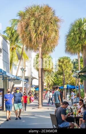 Miami, Floride - 31 décembre 2021 : rues piétonnes du centre commercial Lincoln Road à Miami Beach. Banque D'Images