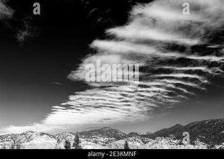 Vue en noir et blanc des nuages inhabituels contre un ciel bleu du Colorado ; Tenderfoot, 'S' Mountain ; Salida ; Colorado ; États-Unis Banque D'Images