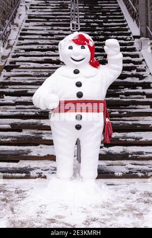 La mascotte de carnaval du Québec « Bonhomme » dans le petit Champlain. Banque D'Images