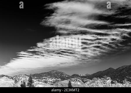 Vue en noir et blanc des nuages inhabituels contre un ciel bleu du Colorado ; Tenderfoot, 'S' Mountain ; Salida ; Colorado ; États-Unis Banque D'Images