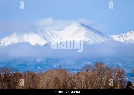 Vue sur les nuages et la neige fraîche sur le mont Shavano 14,235 pieds; chaîne Sawatch; montagnes Rocheuses; de la vallée de la rivière Arkansas; Salida; Colorado; États-Unis Banque D'Images