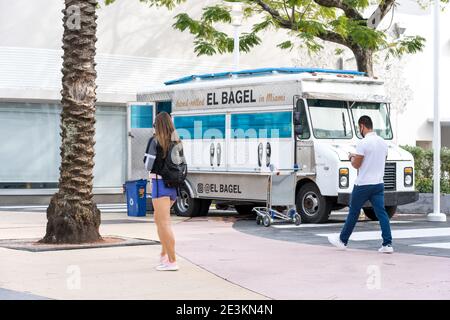 Miami, Floride - 3 janvier 2021 : camion alimentaire stationné dans le centre commercial Lincoln Road de Miami. Banque D'Images