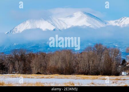 Vue sur les nuages et la neige fraîche sur le mont Shavano 14,235 pieds; chaîne Sawatch; montagnes Rocheuses; de la vallée de la rivière Arkansas; Salida; Colorado; États-Unis Banque D'Images