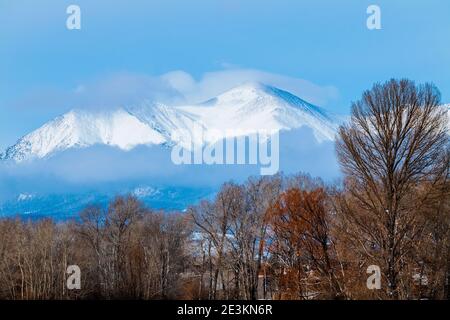 Vue sur les nuages et la neige fraîche sur le mont Shavano 14,235 pieds; chaîne Sawatch; montagnes Rocheuses; de la vallée de la rivière Arkansas; Salida; Colorado; États-Unis Banque D'Images