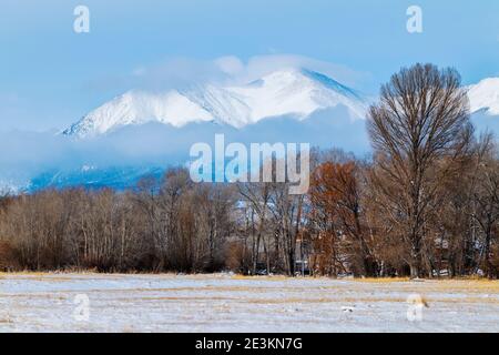 Vue sur les nuages et la neige fraîche sur le mont Shavano 14,235 pieds; chaîne Sawatch; montagnes Rocheuses; de la vallée de la rivière Arkansas; Salida; Colorado; États-Unis Banque D'Images