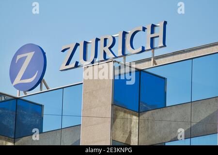 Locarno, Tessin, Suisse - 16 janvier 2021 : vue du panneau Zurich Insurance Group accroché à un bâtiment de Locarno. Zurich est la plus grande entreprise Banque D'Images