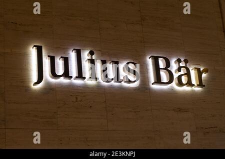 Lugano, Tessin, Suisse - 14 janvier 2021 : panneau lumineux Julius Baer sur la façade d'un bâtiment à Lugano. Julius Baer est un multin suisse Banque D'Images