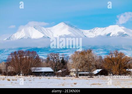 Vue sur les nuages et la neige fraîche sur le mont Shavano 14,235 pieds; chaîne Sawatch; montagnes Rocheuses; de la vallée de la rivière Arkansas; Salida; Colorado; États-Unis Banque D'Images